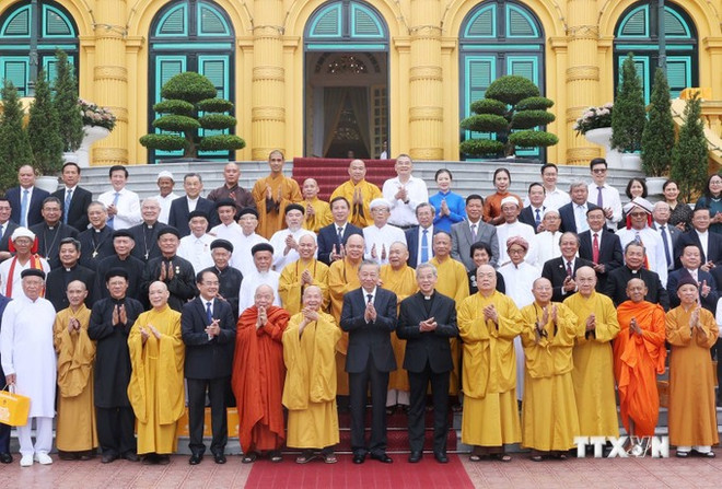 En la tarde del 13 de junio de 2024, en el Palacio Presidencial, el presidente de Vietnam, To Lam, se reunió íntimamente con dignatarios de organizaciones religiosas en el país. (Foto:VNA) vna-potal-chu-tich-nuoc-to-lam-gap-mat-lanh-dao-cac-to-chuc-ton-giao-7429105-7485.jpg