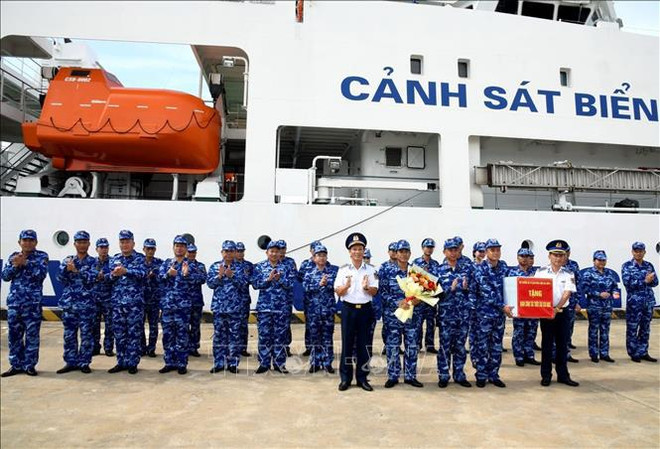Acto de despedida a la tripulación. (Fuente: VNA) vna_potal_tau_csb_8002_di_tham_chia_se_kinh_nghiem_voi_luc_luong_bao_ve_bo_bien_philippines_stand (1).jpg