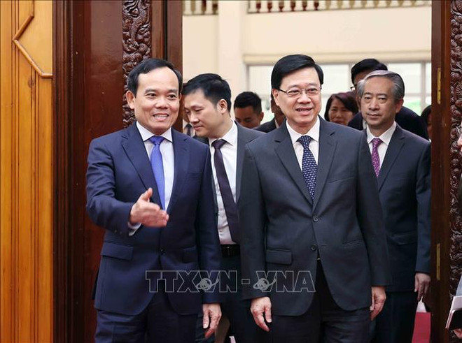 El viceprimer ministro de Vietnam Tran Luu Quang (en la izquierda) y el jefe ejecutivo de la región administrativa especial china de Hong Kong, John Lee Ka-chiu. (Fuente: VNA) pho-thu-tuong-010824.jpg