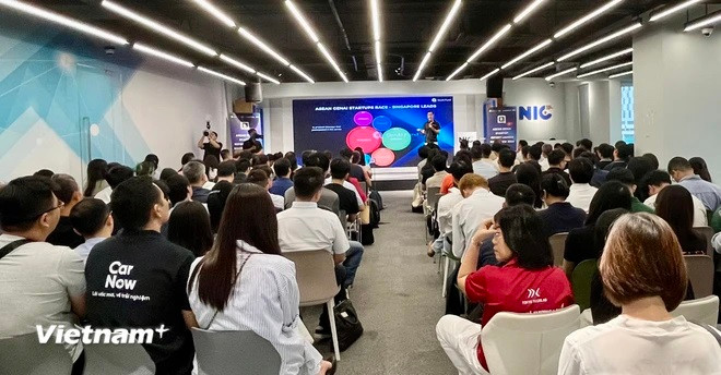 Programa de lanzamiento del primer Informe de emprendimiento GenAI ASEAN en Hanoi. (Foto: Vietnam+) 1 anh.jpg