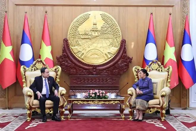 El presidente de la Asamblea Nacional de Vietnam, Tran Thanh Man, y la vicepresidenta de Laos, Pany Yathotou. (Foto: VNA) chu-tich-quoc-hoi-3-5032.jpg (1).webp