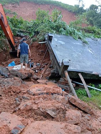 Los deslizamientos de tierra destruyeron casas, dejando un saldo de cuatro muertes y un herido en la aldea de Chan, comuna de Tan Minh, distrito de Da Bac, provincia de Hoa Binh. (Fuente: VNA) vna_potal_sat_lo_dat_tai_xa_tan_minh_huyen_da_bac_4_nguoi_chet_1_nguoi_bi_thuong_7579907.jpg