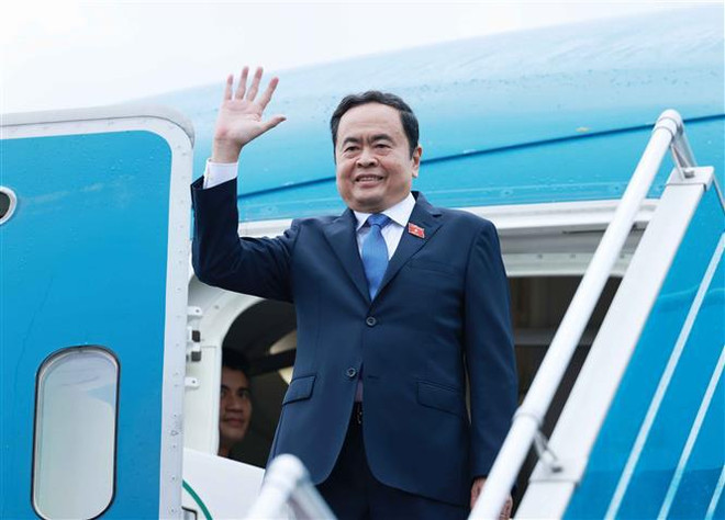 El presidente de la Asamblea Nacional (Parlamento) de Vietnam, Tran Thanh Man, parte de Hanoi rumbo a Rusia para su visita oficial. (Fuente: VNA) vna_potal_chu_tich_quoc_hoi_tran_thanh_man_len_duong_tham_chinh_thuc_lien_bang_nga_7579847.jpg