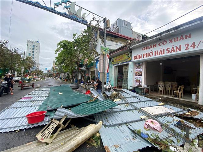 Pobladores de Quang Ninh despejan la calle tras el paso deo Yagi. (Fuente: VNA) vna_potal_nguoi_dan_quang_ninh_khan_truong_khac_phuc_hau_qua_con_bao_so_3_7580148.jpg