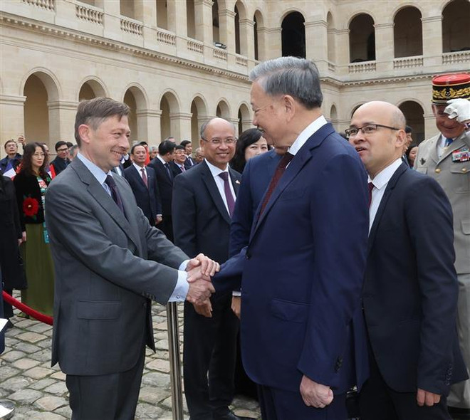 El ministro de las Fuerzas Armadas de Francia, Sébastien Lecornu, da la bienvenida al máximo dirigente de Vietnam, To Lam. (Fuente: VNA) vna_potal_le_don_tong_bi_thu_chu_tich_nuoc_to_lam_tham_chinh_thuc_cong_hoa_phap_7637929.jpg