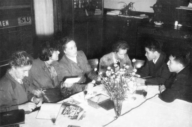 La delegación de mujeres suizas se reúne con la delegación vietnamita en la sede de las Naciones Unidas en Ginebra en 1954, expresando la amistad y solidaridad con Vietnam durante su lucha por la paz. (Foto: Archivo de VNA) vna_potal_hiep_dinh_geneva_1954_-_moc_son_lich_su_mang_y_nghia_thoi_dai_7474135_(1).jpg