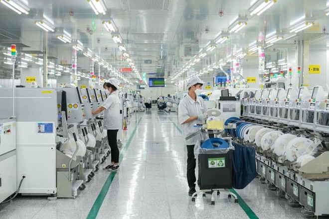 El índice de productos ociosos ha disminuido significativamente en comparación con el mismo período del año pasado. (Foto: Vietnam+) nhan-vien-samsung-tai-day-chuyen-sx-cac-thiet-bi-5g-3-727.jpg.webp