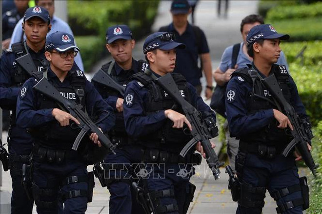 La policía incrementa la seguridad en muchas zonas de Singapur (Foto: AFP/VNA) singapore-7682.jpg.webp