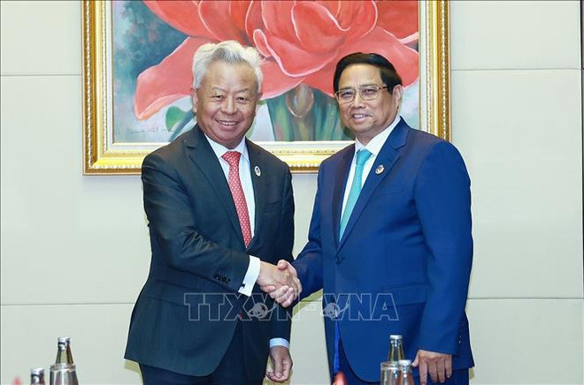 El primer ministro de Vietnam, Pham Minh Chinh (en la derecha), y l presidente del AIIB, Jin Liqun. (Fuente: VNA) chu-tich-AIIB-10102024_(1).jpg