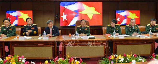 El secretario del Comité Central del Partido Comunista de Vietnam, miembro de la Comisión Militar Central y jefe del Departamento General de Política (DGP) del Ministerio de Defensa, coronel general Trinh Van Quyet (cuarta persona desde la izquierda), en las conversaciones con el miembro del Buró Político del Partido Comunista de Cuba y ministro de las Fuerzas Armadas Revolucionarias, general de cuerpo de ejército Álvaro López Miera. (Fuente: VNA) QP (1).jpg