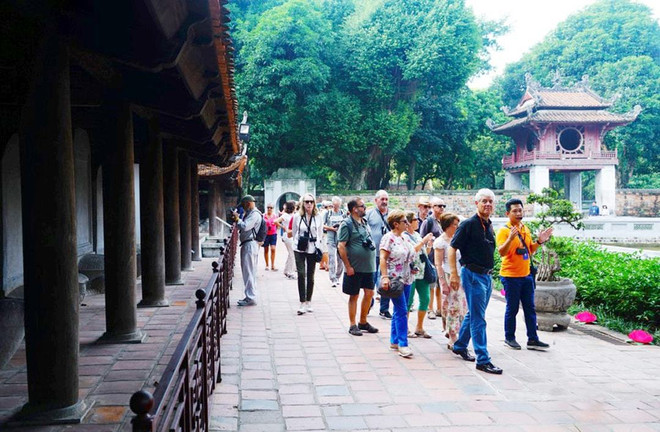 Turistas visitan el Templo de la Litelatura, en Hanoi. (Fuente: VNA) du-khach.jpg