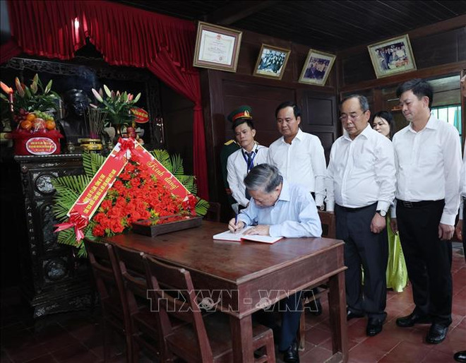 El secretario general del PCV y presidente de Vietnam, To Lam, escribe en el libro de visitas del Área conmemorativa del difunto secretario general Le Duan (Foto: VNA) hình_ảnh (5).jpg