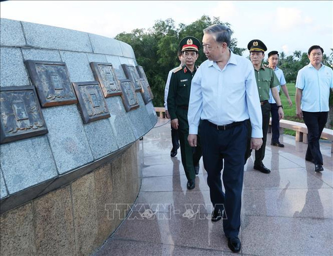 El secretario general del PCV y presidente de Vietnam, To Lam, visita el Área de Reliquia Especial de la Antigua Ciudadela de Quang Tri (Foto: VNA) hình_ảnh (4).jpg