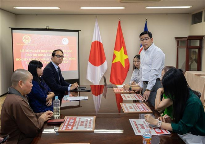 El presidente de la Asociación Vietnamita en Saitama, Pham Dinh Thuong, subrayó que seguirá ayudando a los compatriotas a superar las consecuencias de los desastres naturales. (Foto: VNA) vna_potal_cong_dong_nguoi_viet_nam_tai_nhat_ban_huong_ve_dong_bao_trong_nuoc_7607406.jpg