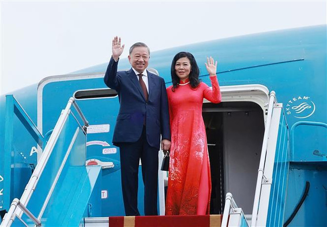 El secretario general del Partido Comunista de Vietnam y el presidente del país, To Lam, y su esposa partieron de Hanoi. (Fuente: VNA) vna_potal_tong_bi_thu_chu_tich_nuoc_len_duong_du_khoa_hop_79_dhd_lhq_va_tham_cap_nha_nuoc_toi_cuba_7608313.jpg