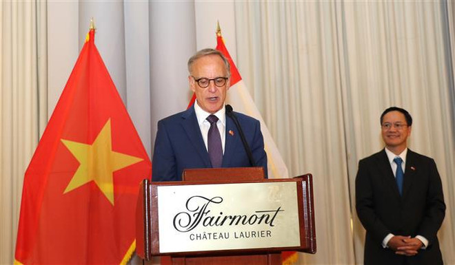 el Viceministro de Asuntos Exteriores de Canadá, Robert Oliphant en el acto en Canadá. (Fuente: VNA) vna_potal_dai_su_quan_viet_nam_tai_canada_to_chuc_quoc_khanh_va_phat_dong_quyen_gop_giup_do_dong_bao_trong_nuoc_chiu_anh_huong_cua_bao_yagi__7608125.jpg