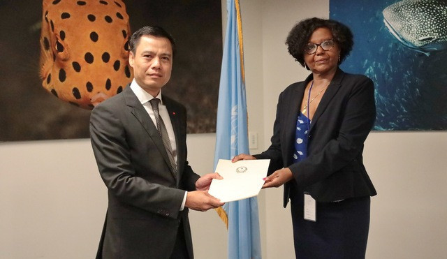 El embajador Dang Hoang Giang, jefe de la misión permanente de Vietnam ante las Naciones Unidas, entrega la Presentación de la plataforma continental extendida de Vietnam a representante de la CLCS. (Fuente: VNA) de-trinh-1-17212581495021582807603.jpg
