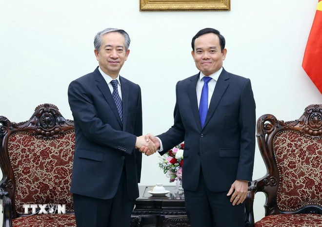 El viceprimer ministro de Vietnam, Tran Luu Quang (en la derecha), recibió a saliente embajador chino acreditado en Hanoi, Xiong Bo. (Fuente: VNA) Phó_Thủ_tướng_Trần_Lưu_Quang_tiếp_Đại_sứ_Trung_Quốc_tại_Việt_Nam_Hùng_Ba_đến_chào_từ_biệt_Ảnh_TTXVN.jpg