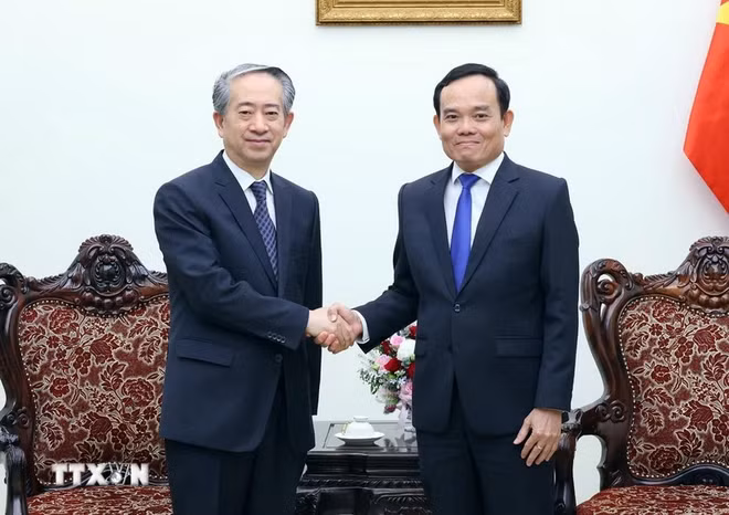 Phó_Thủ_tướng_Trần_Lưu_Quang_tiếp_Đại_sứ_Trung_Quốc_tại_Việt_Nam_Hùng_Ba_đến_chào_từ_biệt_Ảnh_TTXVN.jpg