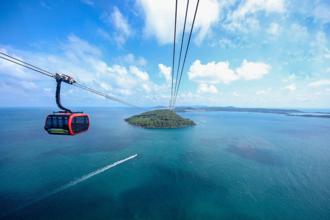 Al trasladarse por el teleférico a Hon Thom, los turistas podrán observar una impresionante vista panorámica del mar y el cielo de Phu Quoc. 2.jpg