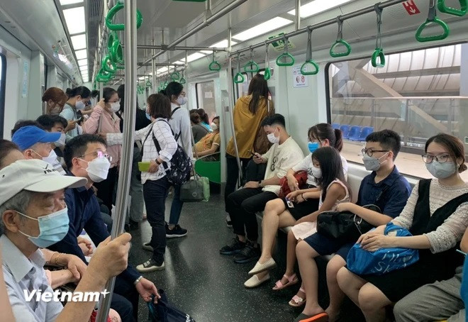 La línea ferroviaria Cat Linh – Ha Dong transporta a un gran número de pasajeros cada día. (Foto: Vietnam+) duong sat 1.jpg