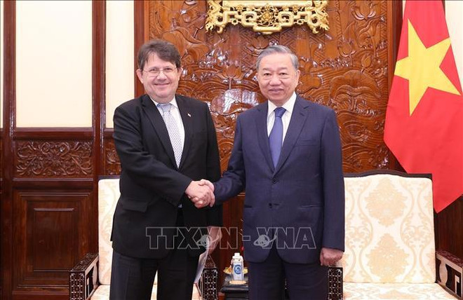 El secretario general del Partido Comunista y presidente de Vietnam, To Lam, y el embajador de Austria, Philippo Agathonnos. (Fuente: VNA) ao.jpg