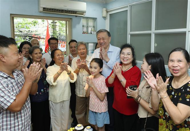 El secretario general del Partido Comunista y presidente de Vietnam, To Lam, visita la familia del músico Van Cao. (Fuente: VNA) grv.jpg