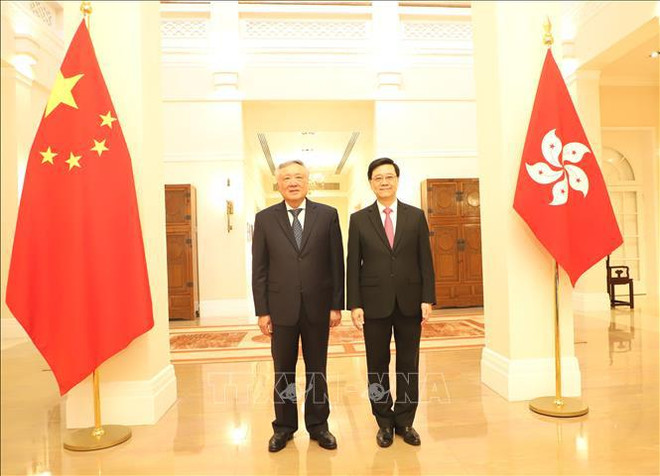 El viceprimer ministro Nguyen Hoa Binh, y el jefe ejecutivo de esta región administrativa especial, Lee Ka-chiu. (Fuente: VNA) hình_ảnh (47).jpg