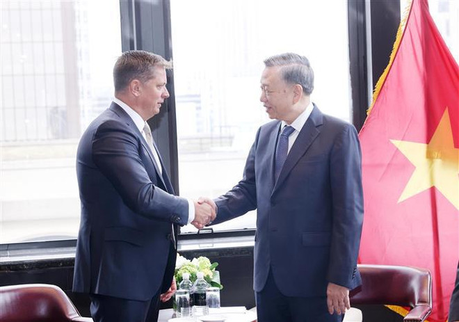 El secretario general del Partido Comunista y presidente de Vietnam, To Lam, se reúne con Tim Hughes, vicepresidente senior de SpaceX. (Fuente: VNA) space.jpg