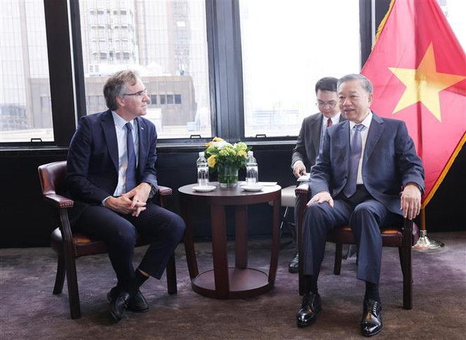 El secretario general del Partido Comunista y presidente de Vietnam, To Lam, se reúne con Juan Ignacio Rubiolo, vicepresidente ejecutivo de la multinacional de energía AES. (Fuente: VNA) aes.jpg