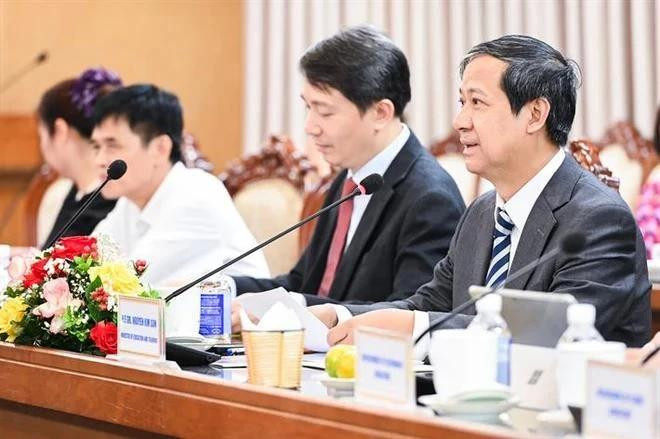 El ministro de Educación y Formación, Nguyen Kim Son, agradece a Rana Flowers por apoyar a la cartera en la cooperación educativa regional e internacional. (Fuente: VietnamPlus) botruongnguyenkimson-9555.jpg.webp