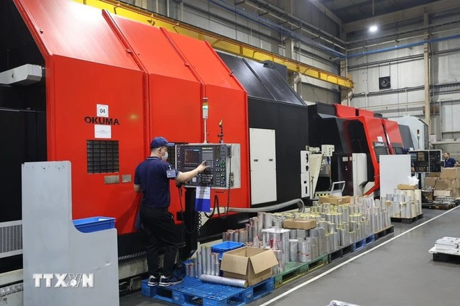Empleados de la fábrica TAZMO VIETNAM trabajan con modernas máquinas japonesas. (Foto: VNA) 6-sapdienra_grqs.jpg