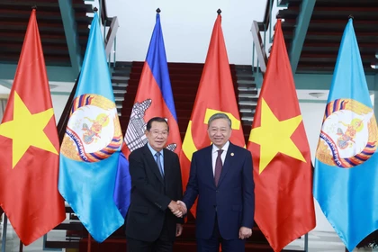 El secretario general del PCV, To Lam (derecha), se reúne con el presidente del PPC y titular del Senado de Camboya, Hun Sen (Foto: VNA)