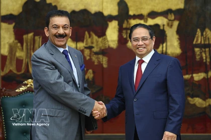 El primer ministro Pham Minh Chinh (derecha) recibe al embajador de Kuwait en Vietnam, Yousef Ashour Al-Sabbagh. (Foto: VNA)