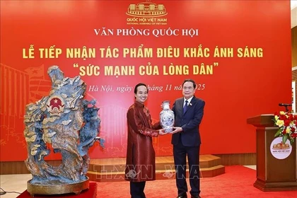 El presidente de la Asamblea Nacional, Tran Thanh Man, entrega un obsequio al artesano Bui Van Tu. (Foto: VNA)