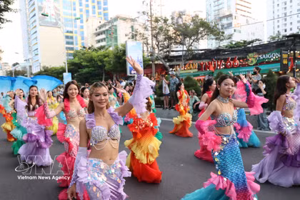 El ambiente vibrante del desfile de carnaval en la calle Tran Phu, en la ciudad de Nha Trang, provincia vietnamita de Khanh Hoa. (Foto: VNA)