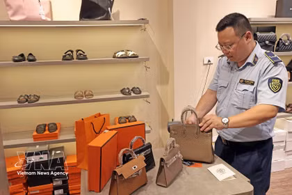 Un oficial inspecciona un establecimiento comercial en la calle Hang Dao, en Hanoi. (Foto: VNA)