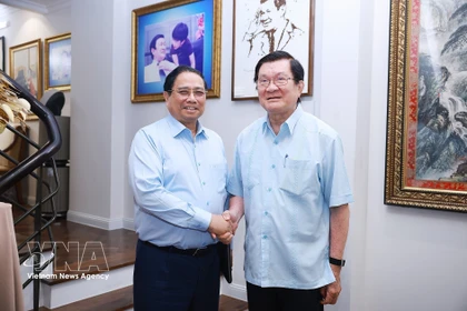 El primer ministro de Vietnam, Pham Minh Chinh (izquierda), visita al expresidente Truong Tan Sang (Foto: VNA)