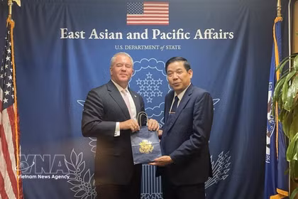 El viceministro vietnamita de Defensa Nacional, Nguyen Van Gau (derecha), y el subsecretario de Estado de Estados Unidos para Asuntos de Asia Oriental y el Pacífico, Michael George DeSombre, durante su reunión del 10 de agosto (Foto: VNA)).