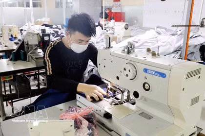 Fabricación de prendas de vestir para la exportación al mercado japonés en la empresa Hung Viet, provincia de Hung Yen (Foto: VNA)