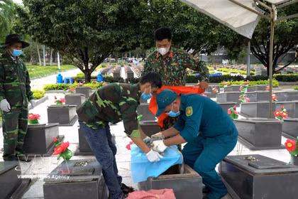 Un grupo de trabajo excava y recolecta muestras de los restos de los mártires en el cementerio de Duc Co, en la comuna homónima, provincia de Gia Lai. (Foto: VNA)