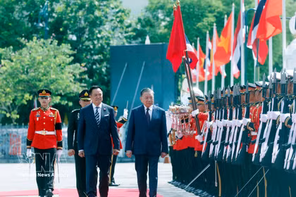 El secretario general del Partido Comunista y presidente de Vietnam, To Lam, y el primer ministro de Tailandia, Anutin Charnvirakul, pasan revista a la guardia de honor (Foto: VNA)