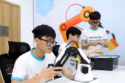 Los estudiantes participan en una sesión práctica de alta tecnología dentro del programa Samsung Innovation Campus en el Instituto Tecnológico Vietnam-Corea del Sur en la provincia de Bac Giang. (Foto: VNA)