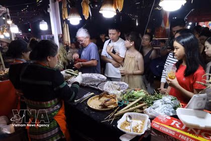 Residentes y visitantes disfrutan de la gastronomía en los puestos de comida durante el Da Nang Food Tour 2026. (Foto: VNA)