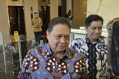 El ministro coordinador de Asuntos Económicos de Indonesia, Airlangga Hartarto (izquierda), en Yakarta el 2 de marzo de 2026. (Foto: ANTARA)