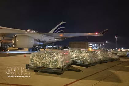 Los envíos se descargan en el aeropuerto. (Foto: VNA)
