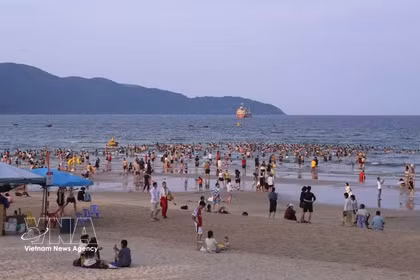 La playa de Da Nang atrae a un gran número de visitantes (Foto: VNA)