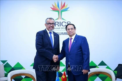 El primer ministro de Vietnam, Pham Minh Chinh (derecha), se reúne con el director general de la OMS, Tedros Adhanom Ghebreyesus (Foto: VNA)