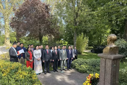 Los delegados rinden homenaje al Presidente Ho Chi Minh (Foto: VNA)