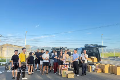 Entrega suministros de ayuda a la población vietnamita en la prefectura japonesa de Kumamoto. (Foto: VNA)